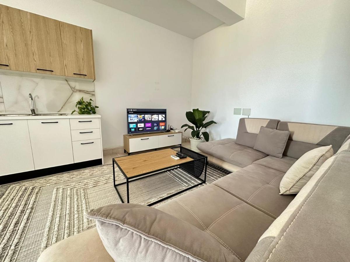 Perla Luxury Apartment - Private Patio & Parking Vlorë Exteriör bild