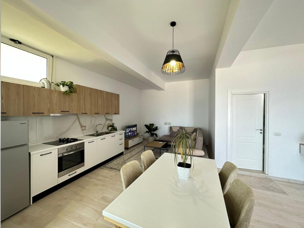 Perla Luxury Apartment - Private Patio & Parking Vlorë Exteriör bild