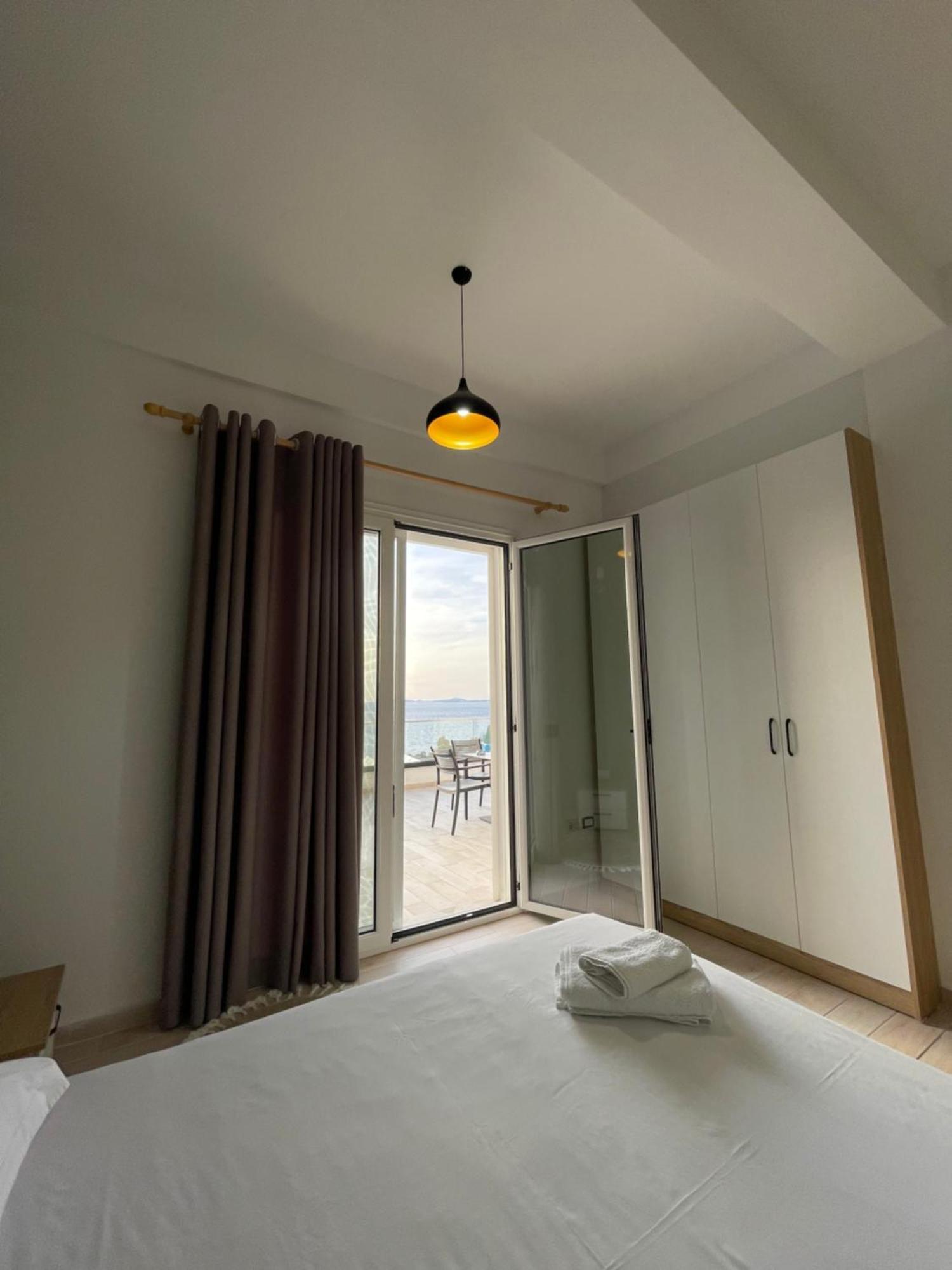 Perla Luxury Apartment - Private Patio & Parking Vlorë Exteriör bild