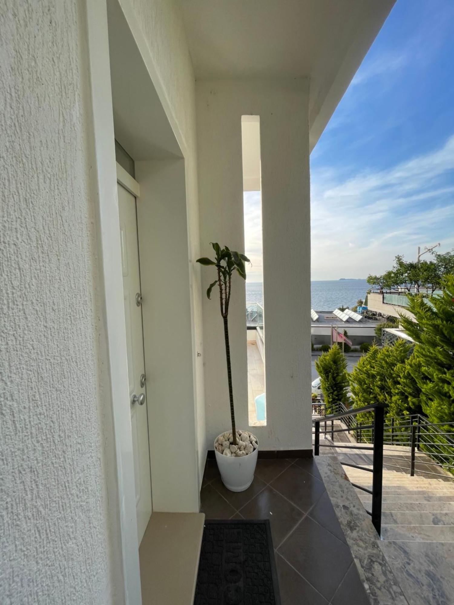 Perla Luxury Apartment - Private Patio & Parking Vlorë Exteriör bild